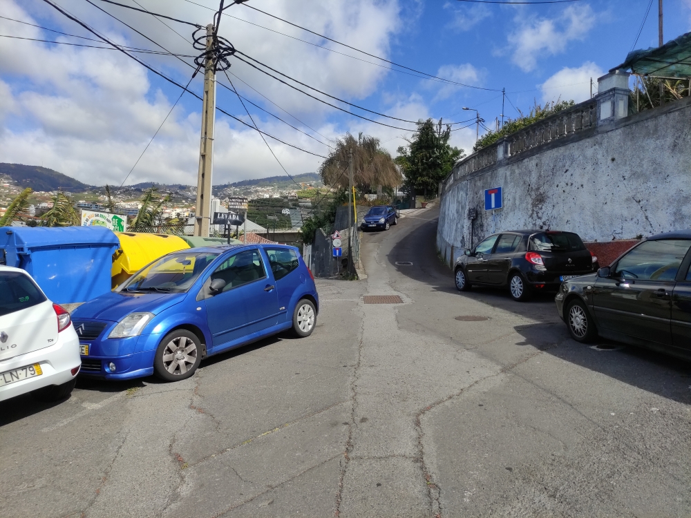 Wanderung Eira do Serrado: Wanderung Eira do Serrado: Parkmöglichkeit bzw von der Bushaltestelle hier rechts hoch