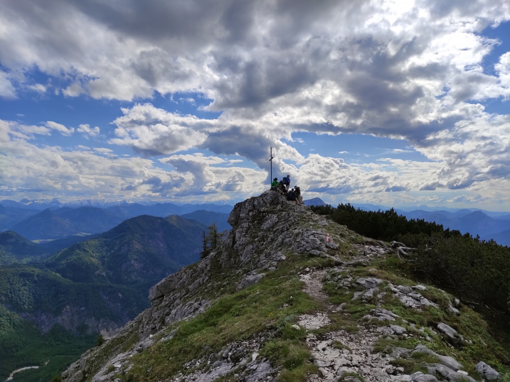 Mahdlgupf Klettersteig zum Hochleckenhaus: Mahdlgupf Klettersteig zum Hochleckenhaus: Gipfelkreuz (Dachsteinblick)