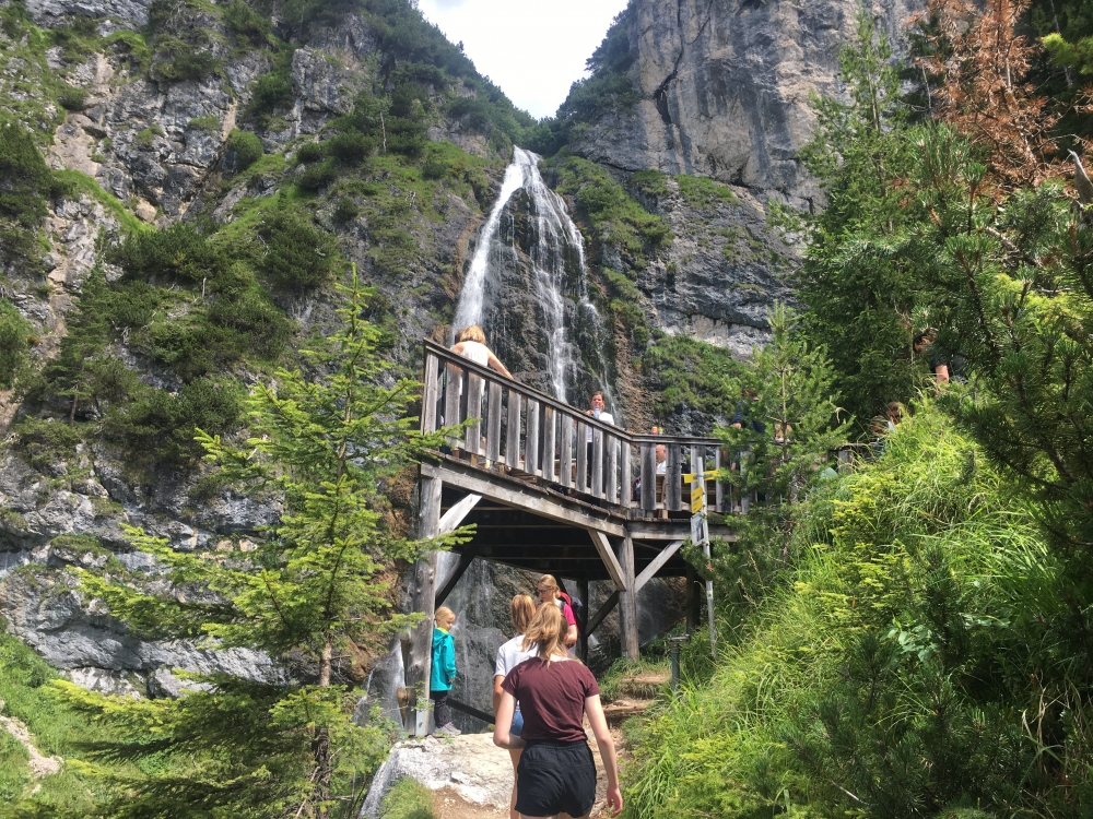 Wanderung Dalfazalm und Wasserfall: Wanderung Dalfazalm und Wasserfall: AUssichtspodest mit Blick auf Wasserfall, Klettersteig und Achensee (Dalfazer Wasserfall)