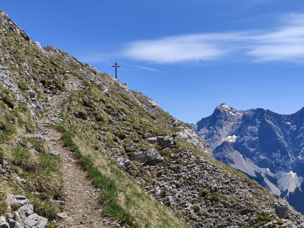 Wanderung Daniel mit Gratüberschreitung: Oben etwas luftig aber mit Zugspitzblick
