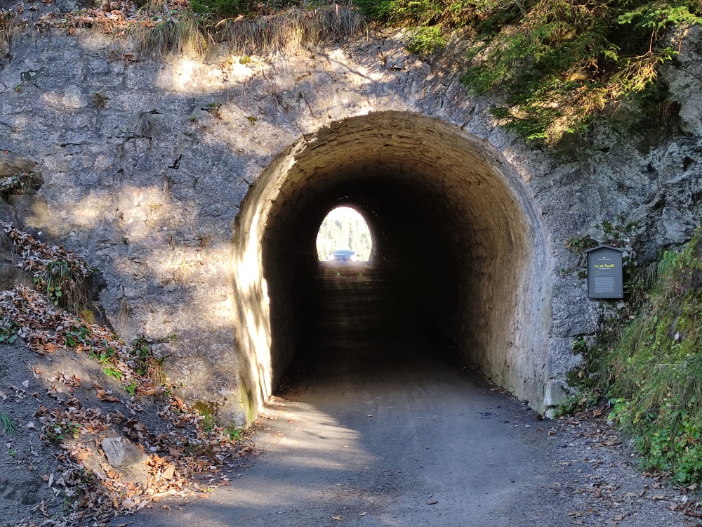 Wanderung Pfälzerhütte nach Steg: Wanderung Pfälzerhütte nach Steg: Der alte Tunnel (Ds alt Tonäll)