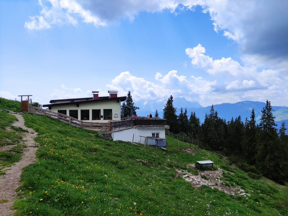 Wanderung Dürrnbachhorn: Wanderung Dürrnbachhorn: Bergstation des Nostalgiesessellifts und Einkehrmöglichkeit (Panorama-Wirtshaus Dürrnbachhorn)