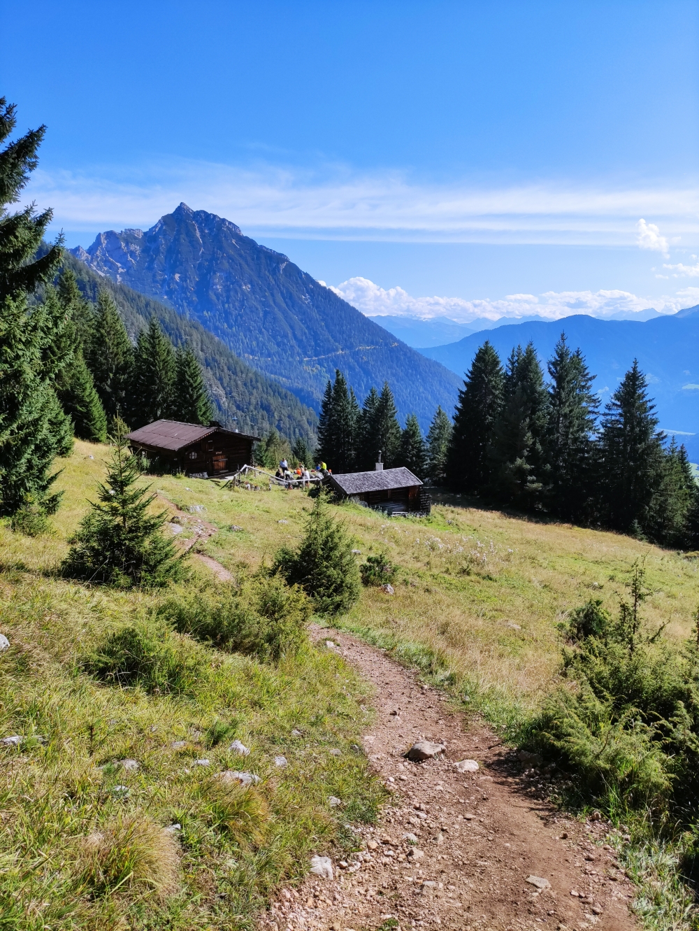 Wanderung Rotspitz: Wanderung Rotspitz: Die Durraalm mit Ebner Joch im Hintergrund