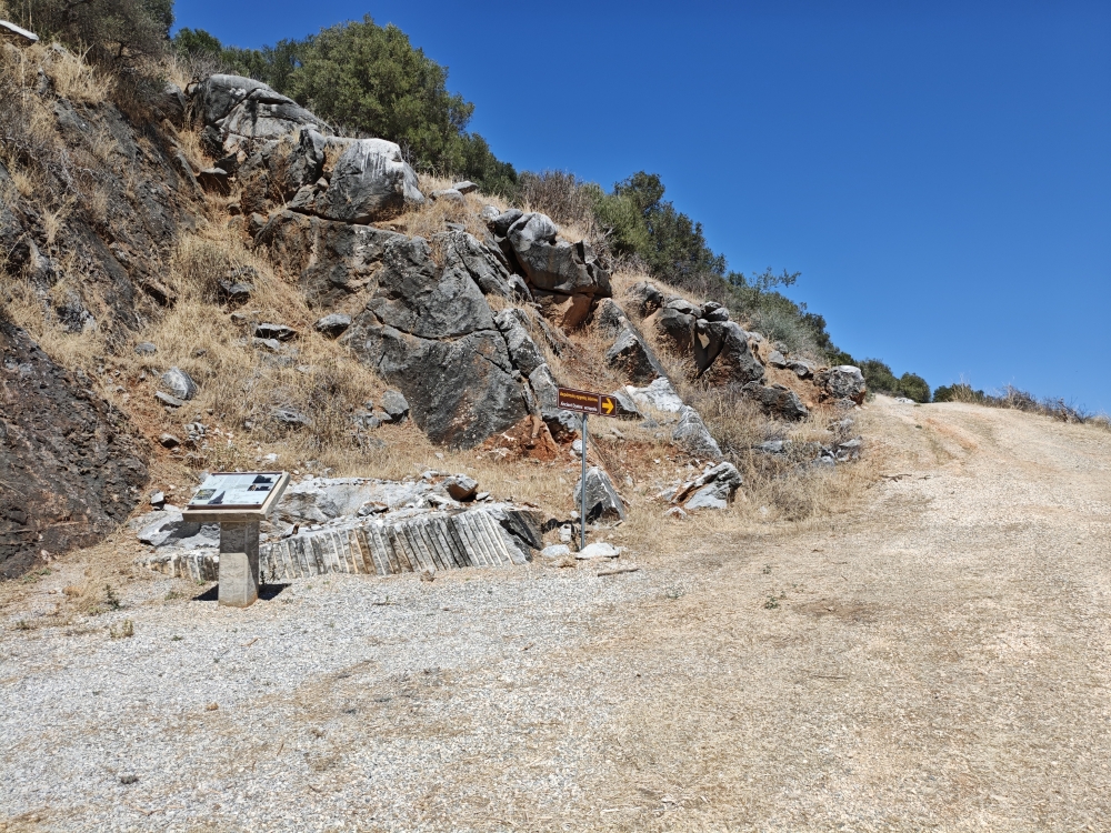 Wanderung Dystos Acropolis: Wanderung Dystos Acropolis: Parkplatz mit Infotafel 