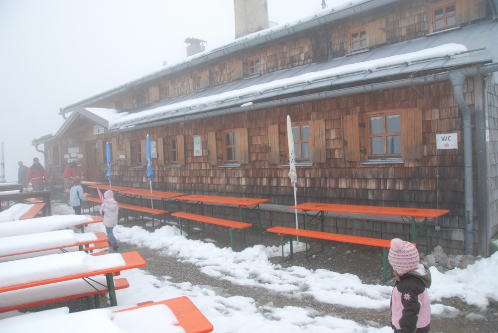 Klettersteig Sonnenspitze: Klettersteig Sonnenspitze: Verschneite Terrasse der Coburger Hütte