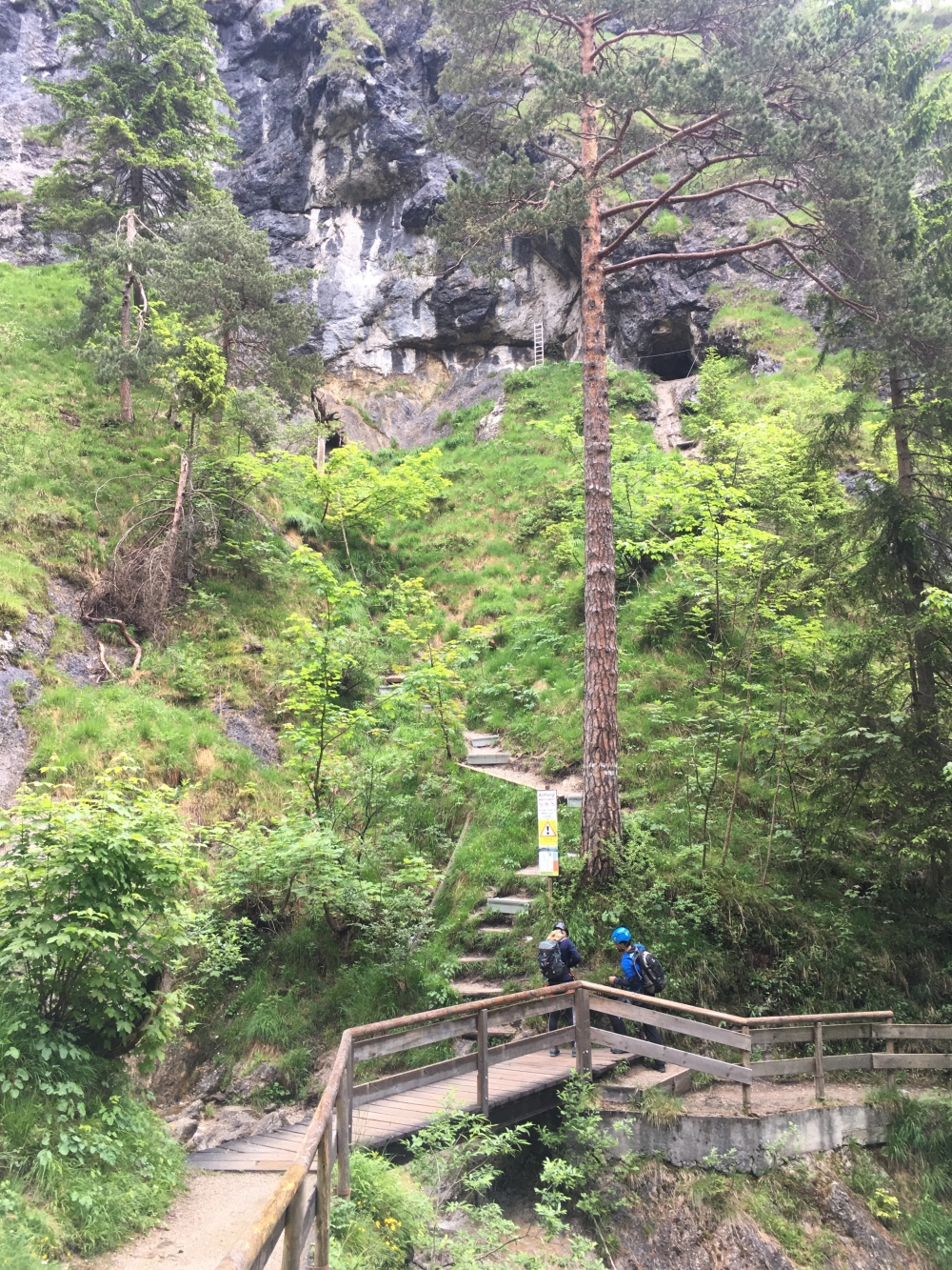 Klettersteig Wetterkreuz: Klettersteig Wetterkreuz: Anseilen auf der Brücke (Einstieg Hausbachfall Klettersteig)