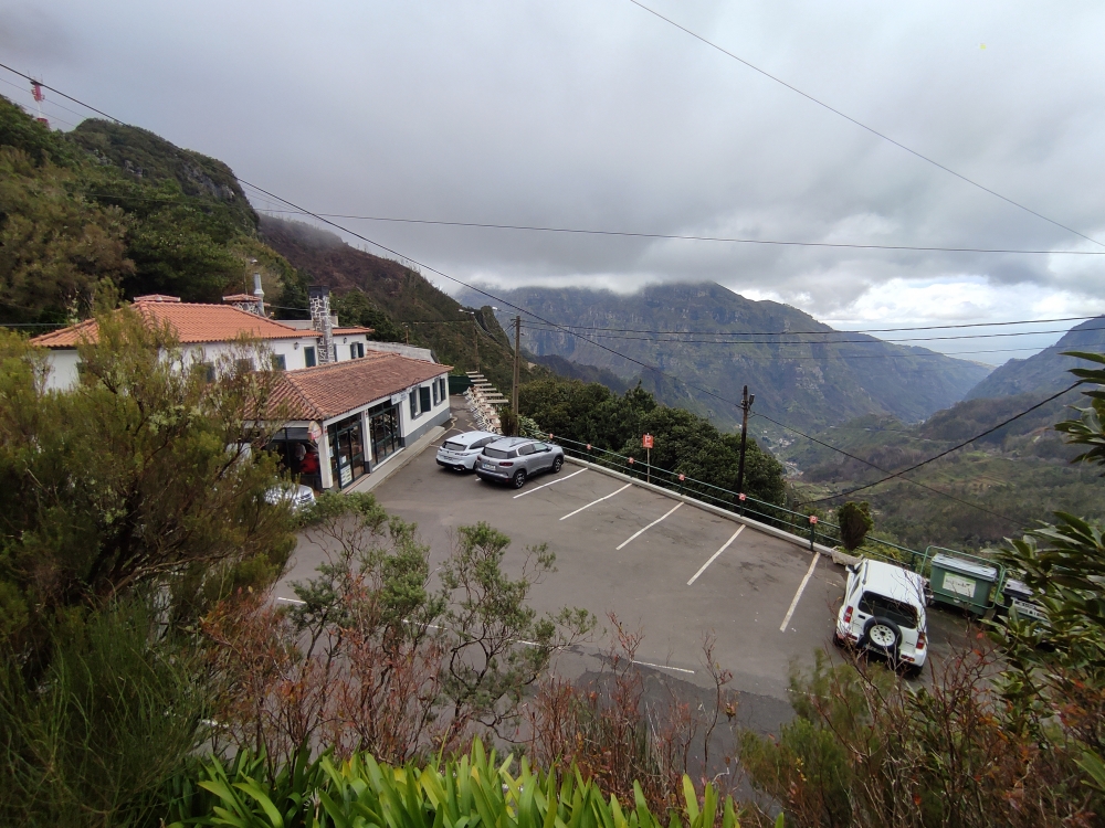 Wanderung PR17 Pinaculo e Folhadal: Wanderung PR17 Pinaculo e Folhadal: Unterhalb des Restaurant-Parkplatzes kann man neben der Straße parken.