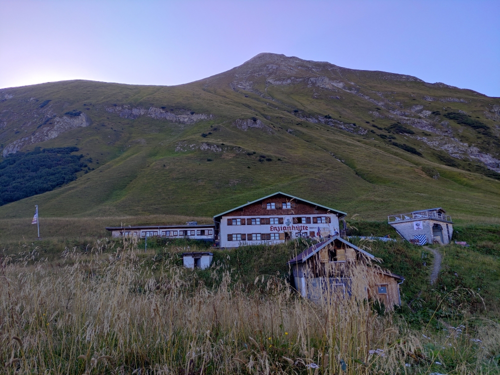 Wanderung Heilbronner Weg: Wanderung Heilbronner Weg: Die Enzianhütte unter dem Linkerskopf
