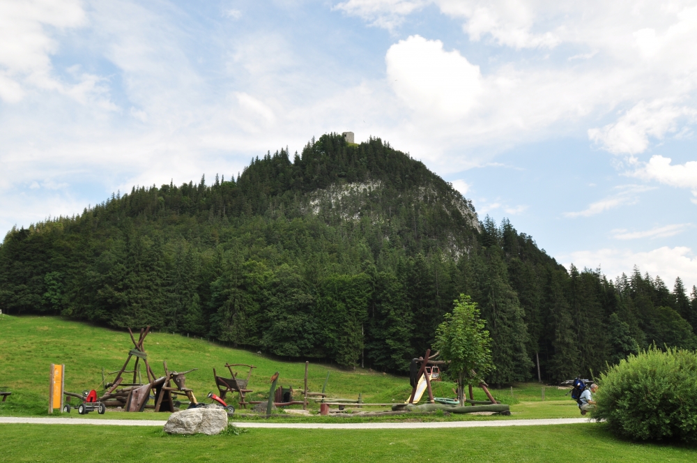 Wanderung Ruine Falkenstein: Wanderung Ruine Falkenstein: Blick auf die Ruine vom Spielplatz neben dem Parkplatz
