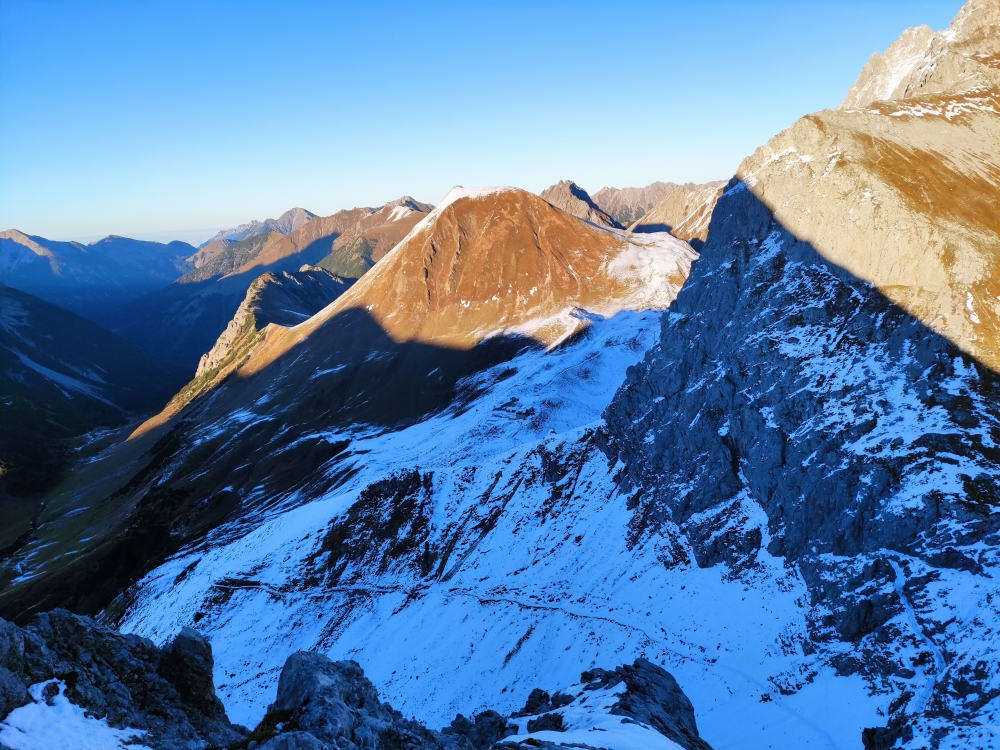 Wanderung Falscher Kogel: Wanderung Falscher Kogel: Blick zur Anhalter Hütte (Bildmitte)