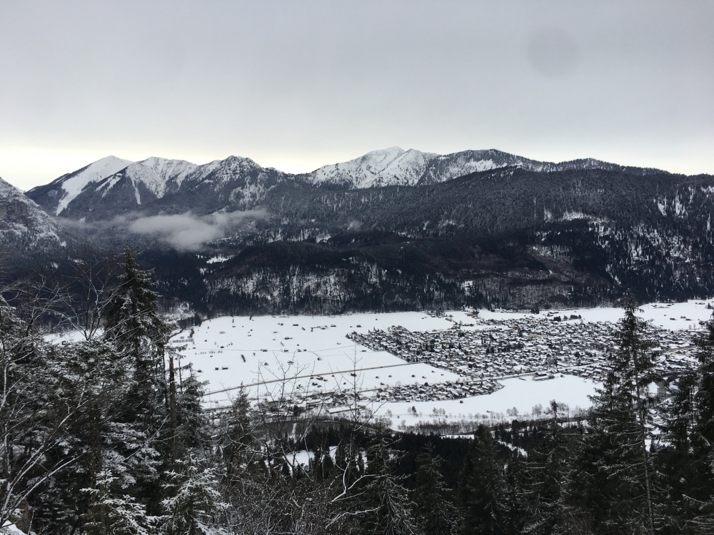 Farchant: Blick von der Rodelbahn zur Esterbergalm über Farchant mit Notkarspitze (rechts) und Vorderer Felderkopf (links)