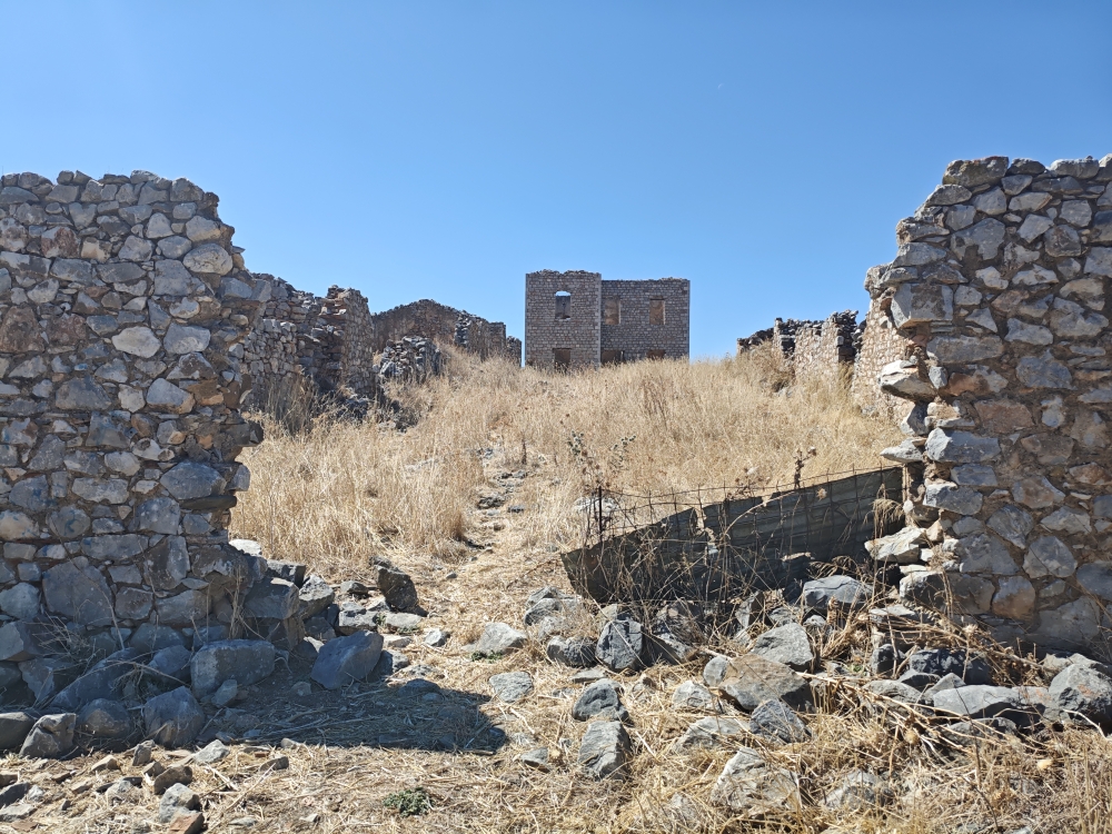 Wanderung Dystos Acropolis: Wanderung Dystos Acropolis: Blick auf das Farmhaus  (Farmhaus Alexandros Kontostavlos)