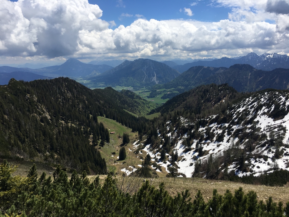Wanderung Hochfelln über Strohnschneid: Blick vom Hochfelln hinab Richtung Farnbödenalm