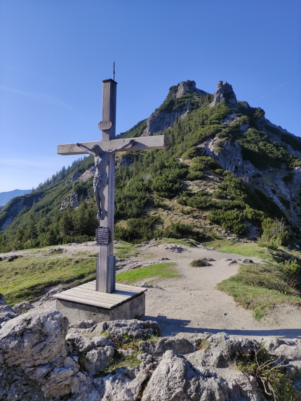 Wanderung Stripsenkopf: Kreuz mit Blick zum Gipfel