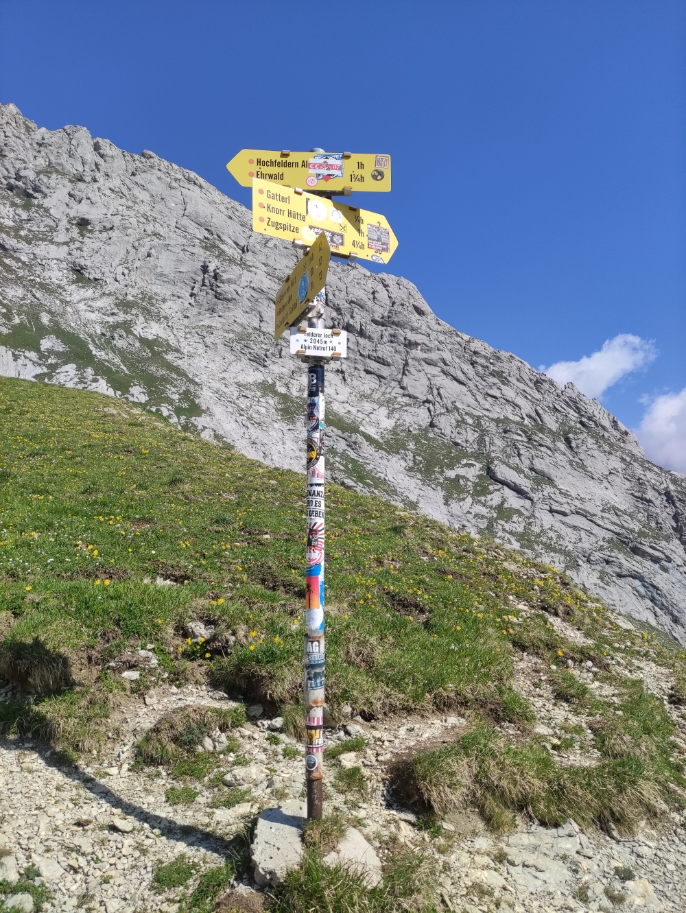 Wanderung Zugspitze über Gatterl: Wanderung Zugspitze über Gatterl: Wegweiser im Feldenjöchl (Feldernjöchl)