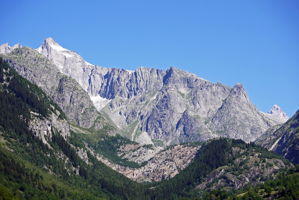 Kleines Wannenhorn: Blick durch das Fieschertal und Kleines Wannenhorn auf das Finsteraarhorn 