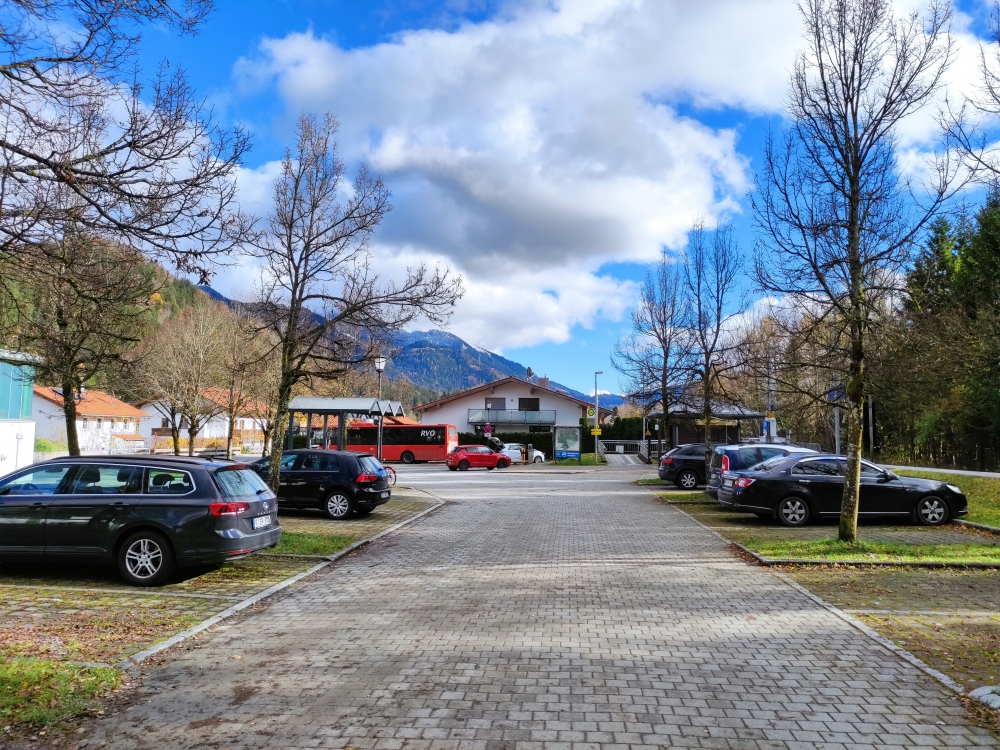 Bike & Hike Türkenköpfl: Bike & Hike Türkenköpfl: Parkplatz am Bahnhof mit Ladesäule