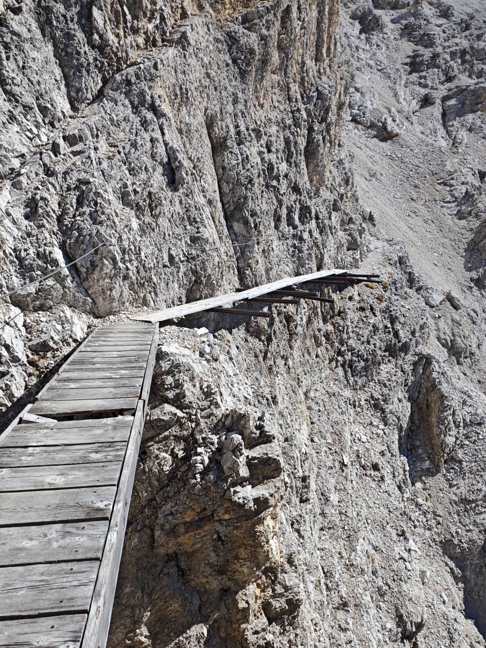 Klettersteig Ivano Dibona: Die erste Brücke mit Loch, bei der zweiten liegen die fehlenden Bretter 100m tiefer 