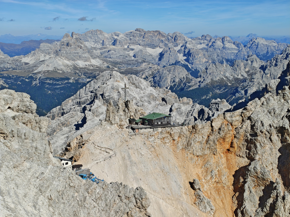 Klettersteig Ivano Dibona: Blick auf die Capanna Guido Lorenzi in der Forcella Staunies