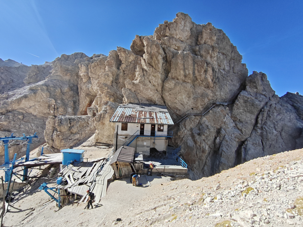 Klettersteig Ivano Dibona: Klettersteig Ivano Dibona: In der Forcella Staunies, Blick auf die ehemalige Bergstation