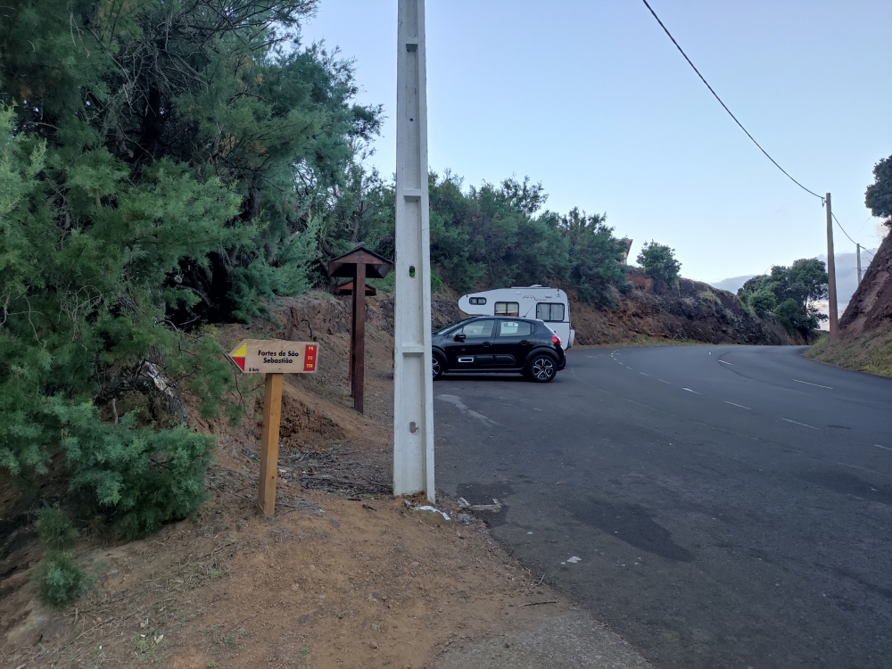 Wanderung Forte do Bom Jesus: Bei einem Parkplatz zweigt der Weg zur Festung ab
