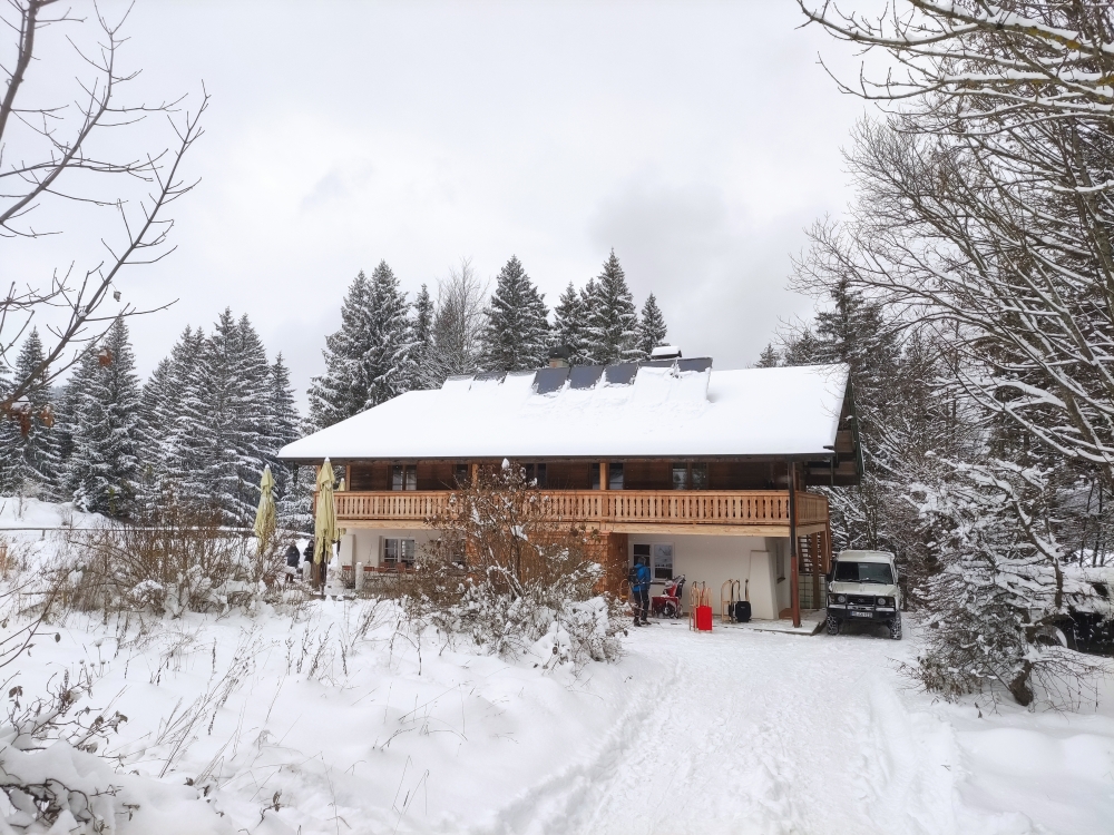 Wanderung Riesenberg: Wanderung Riesenberg: Die renovierte Frasdorfer Hütte im Winter