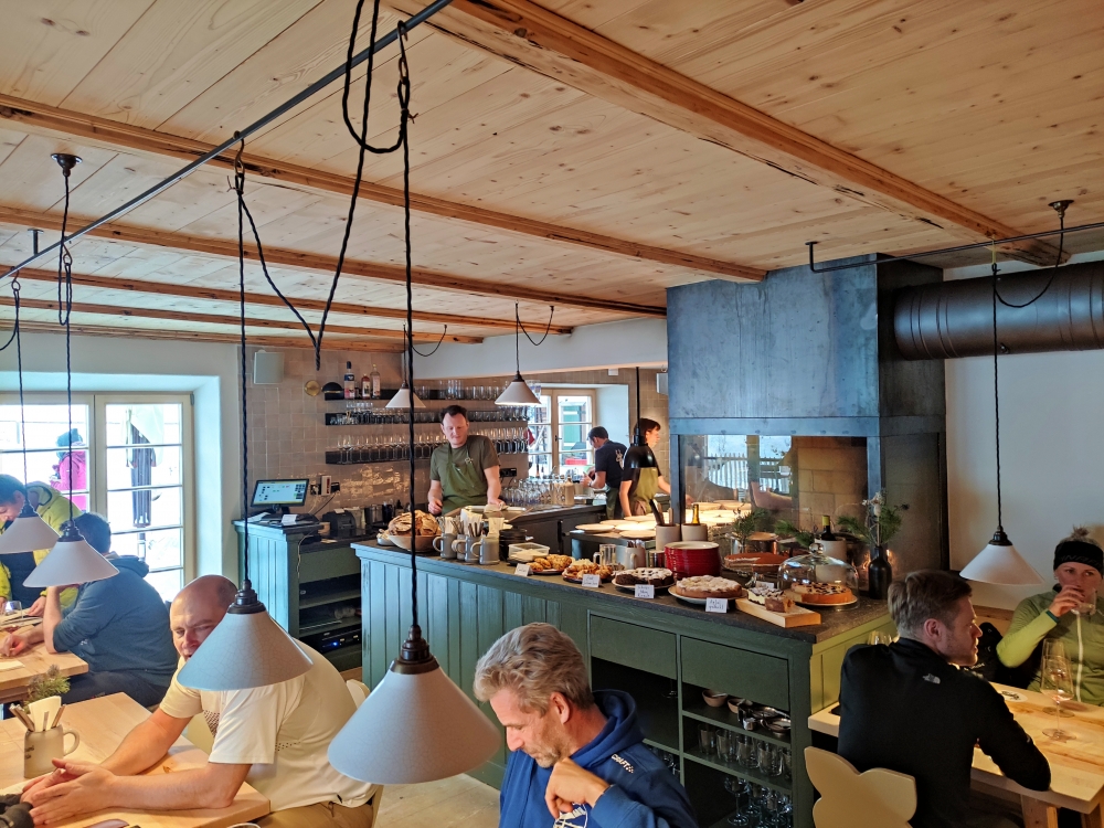 Wanderung Riesenberg: Wanderung Riesenberg: Open kitchen und leckere Kuchen (Frasdorfer Hütte)