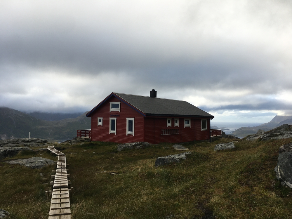 Wanderung Ryten: Wanderung Ryten: Die Übernachtungshütte (Fredvanghütte)