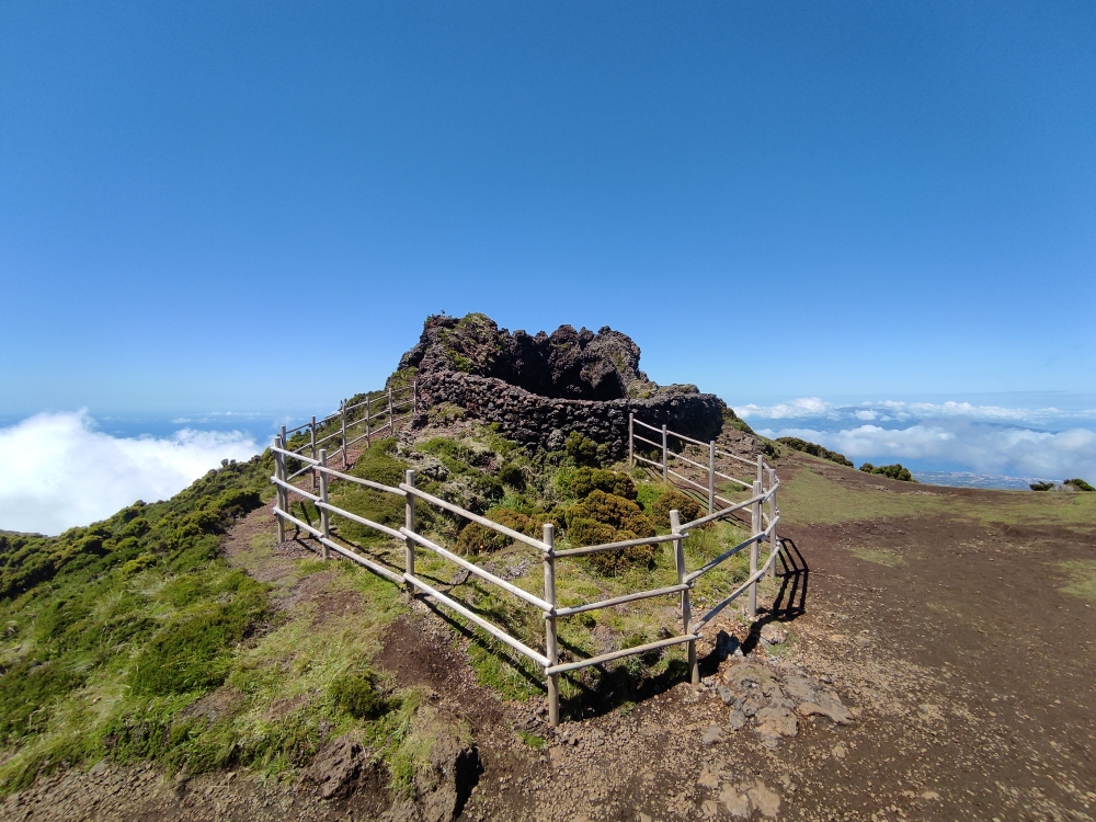 Wanderung Montanha do Pico: Wanderung Montanha do Pico: Die Furna wird als Schlafplatz genutzt (Furna-Abrigo)