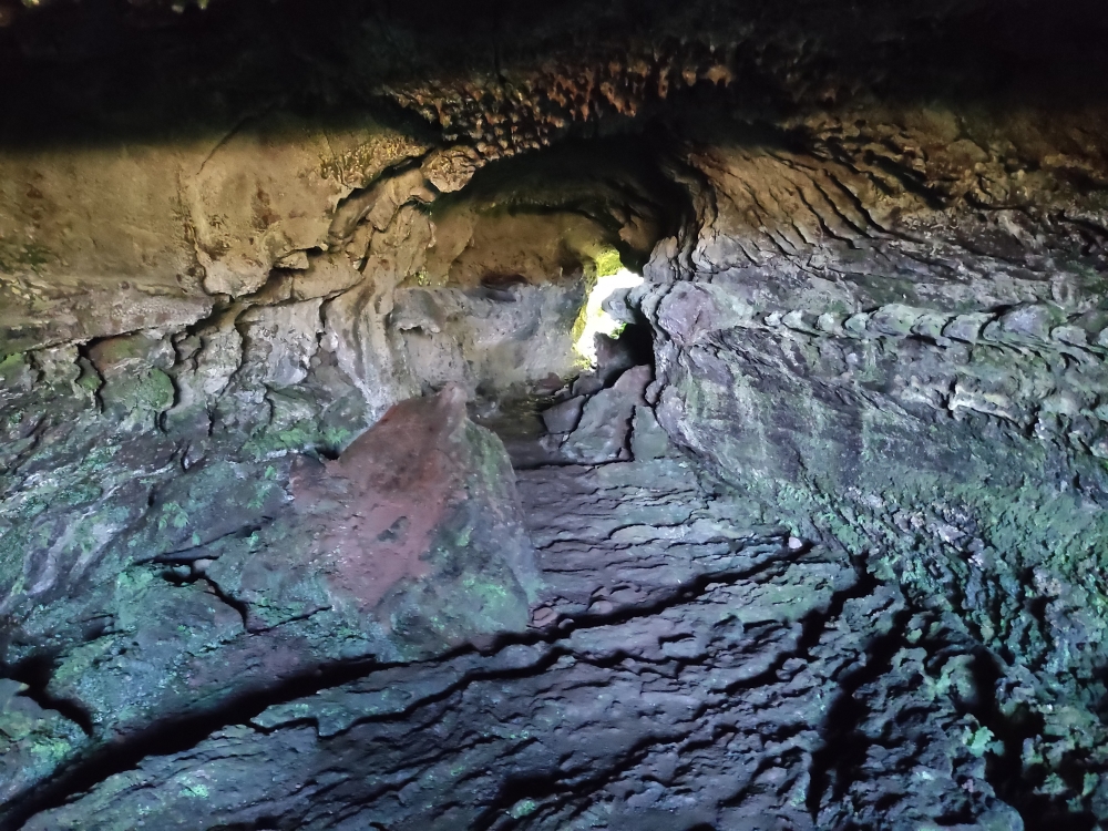 Wanderung Furna do Frei Matias: Im Lavatunnel