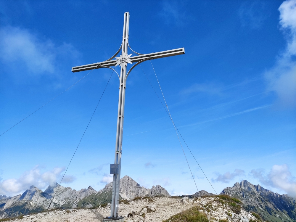 Wanderung Gaichtspitze bis Schneidspitze: Wanderung Gaichtspitze bis Schneidspitze: Gipfelkreuz mit Rote Flüh und Gimpel links, Kellenspitze mitte und Gehrenspitze rechts (Gaichtspitze)