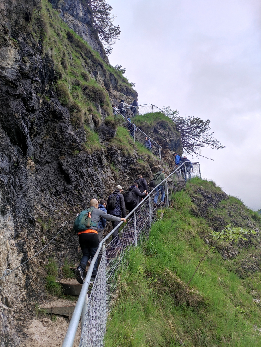Wanderung Gaisalm und Marienstollen: Treppen mit Sicherungsnetzen