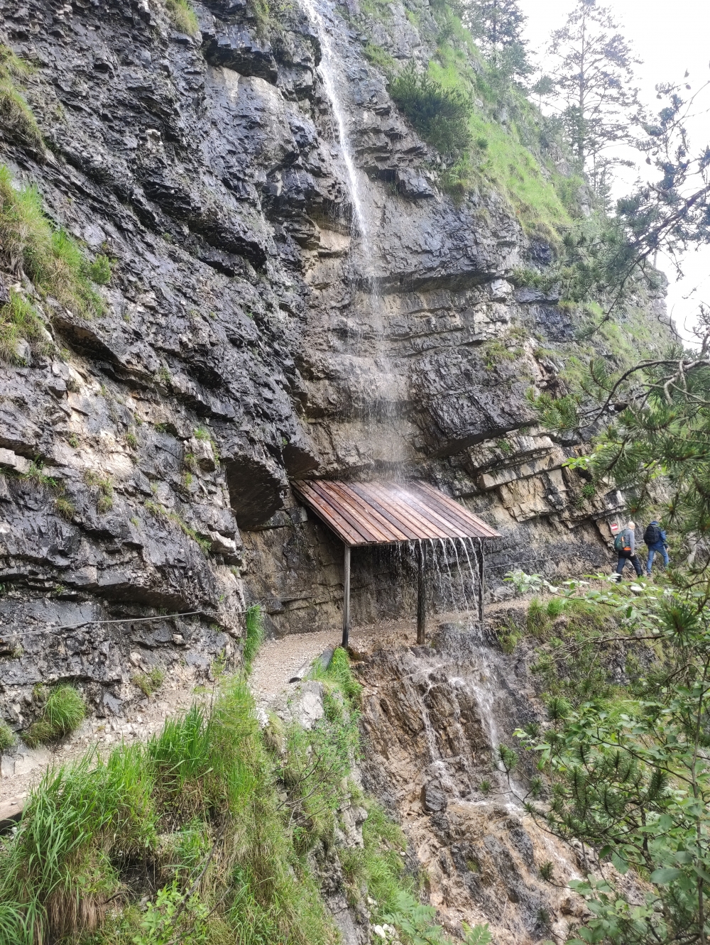 Wanderung Gaisalm: Trocken durch den Wasserfall