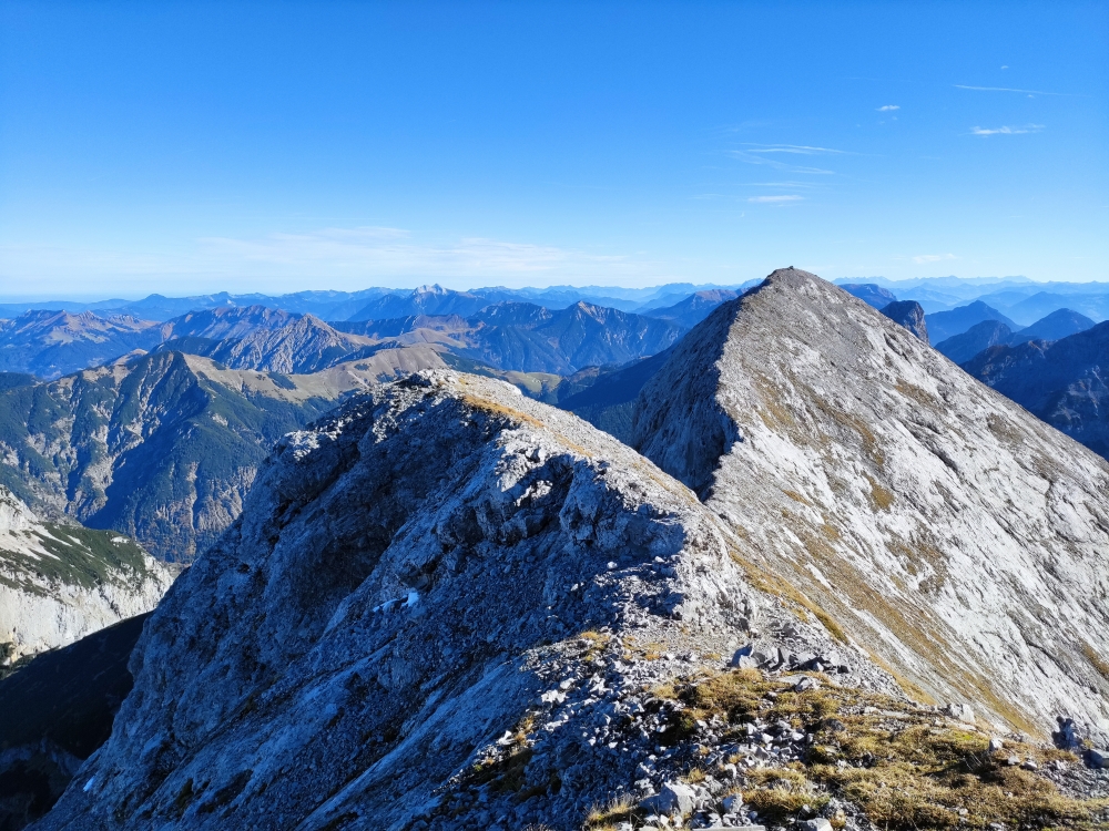 Wanderung Gamsjoch Westgipfel: Wanderung Gamsjoch Westgipfel: Blick zum benachbarten Gamsjoch-Gipfel (14m höher) (Gamsjoch Westgipfel)