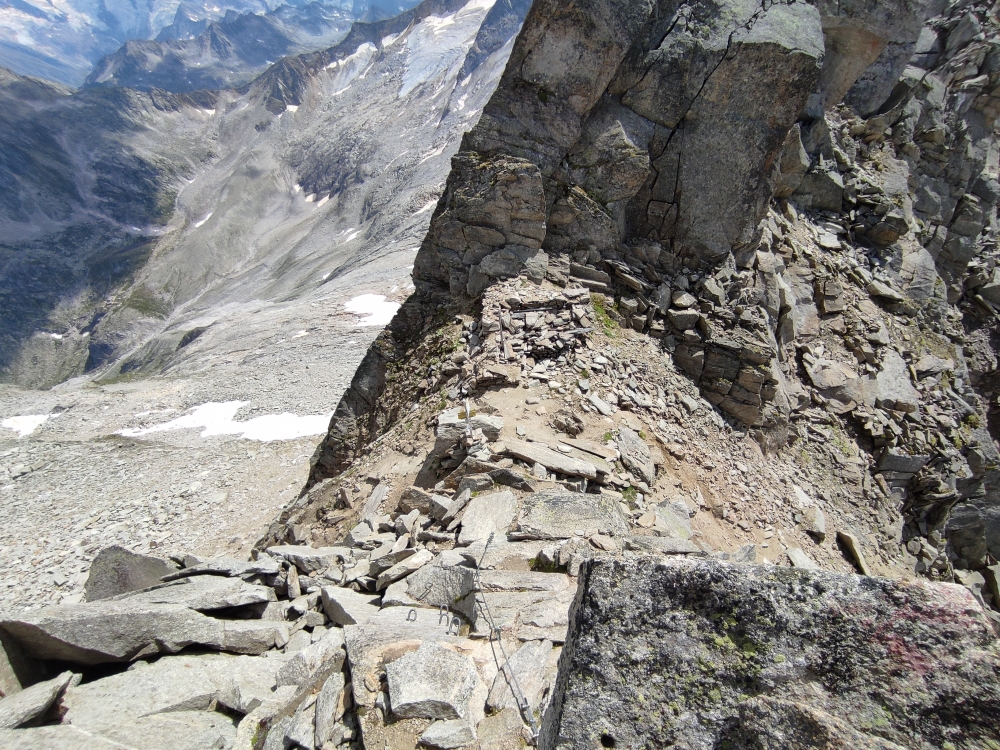 Klettersteig Richterspitze und Rainbachköpfl: Klettersteig Richterspitze und Rainbachköpfl: Gamsscharte mit verfallenem Unterstand