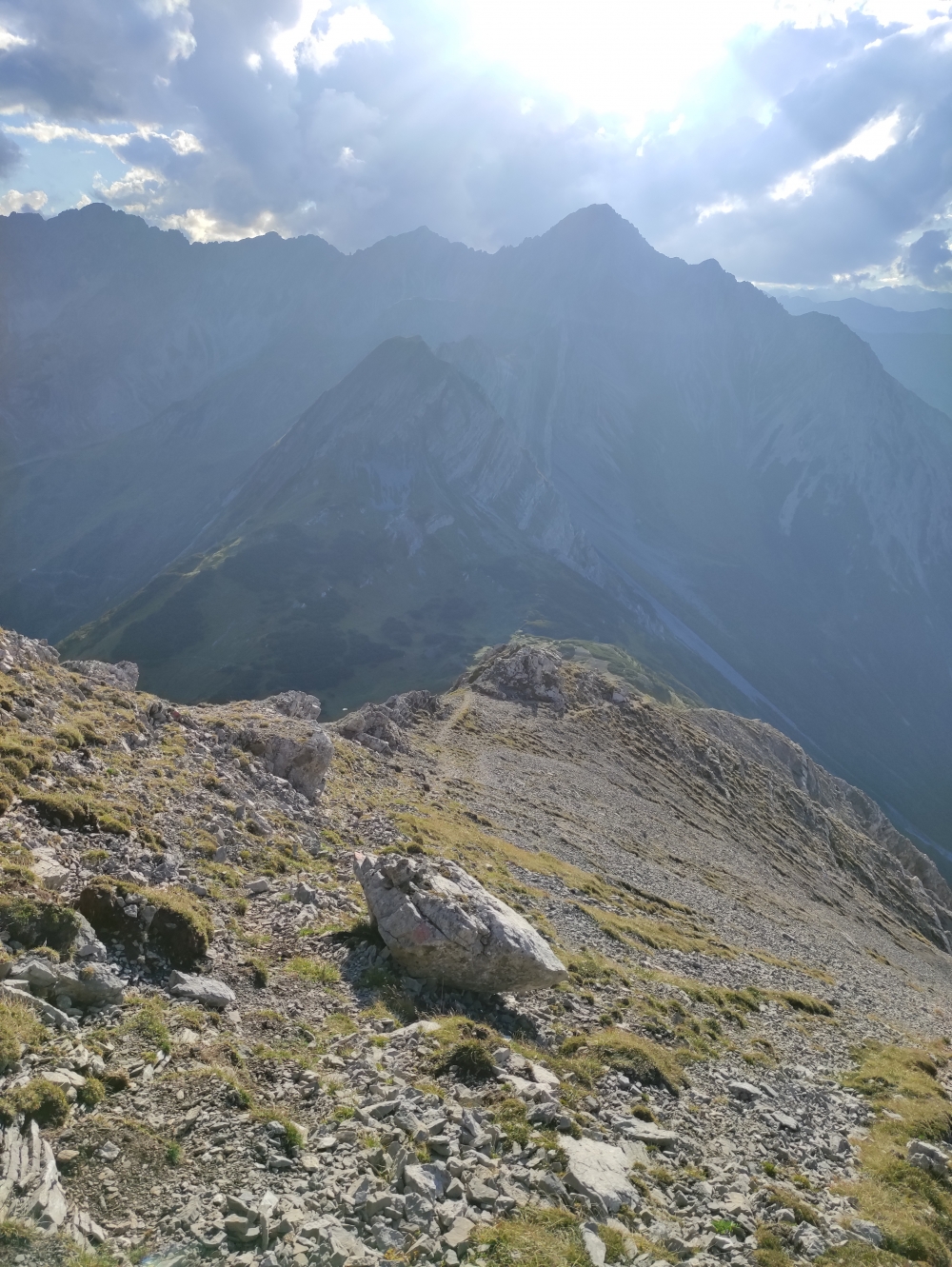 Wanderung Gartner Wand: Im unteren Teil steilerer Schotterweg