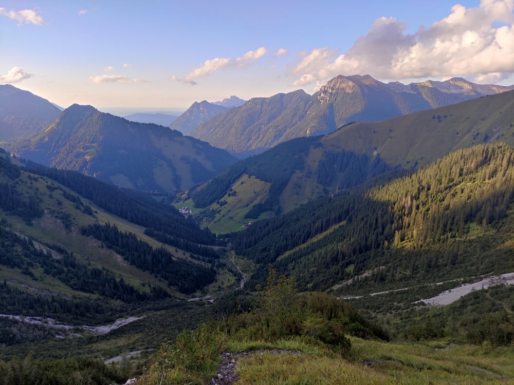 Wanderung Gartner Wand: Blick ins Tal (unten rechts lugen die Häuser von Bichlbächle hervor)
