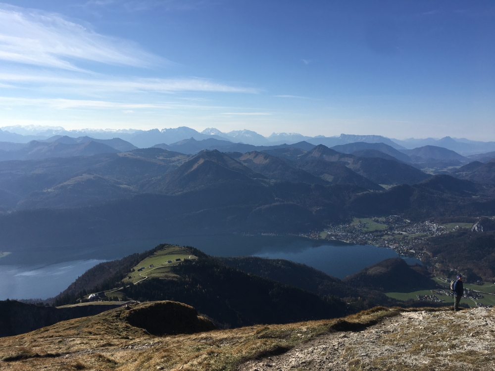 Wanderung Schafberg: Wanderung Schafberg: Blick vom Schafberg auf die Schafbergalm mit dem Gasthof Schafberg Alpe