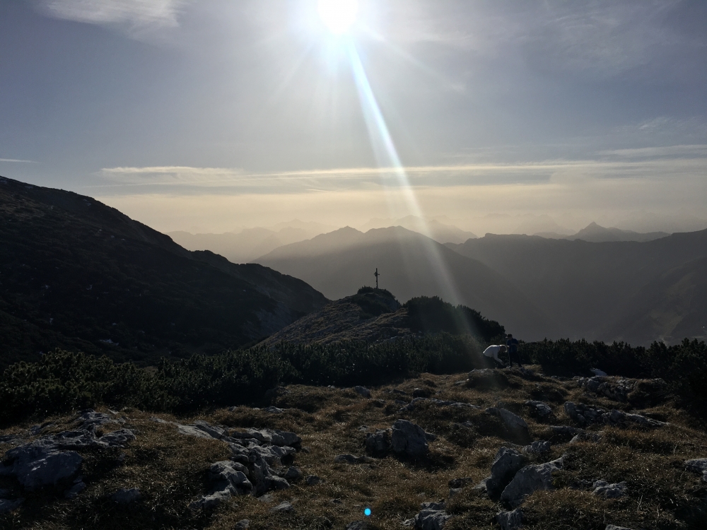 Wanderung Vorderunnütz: Wanderung Vorderunnütz: Zwischen dem Hinter- und Hochunnütz (Gipfelkreuz zwischen Hinterunnütz und Hochunnütz)