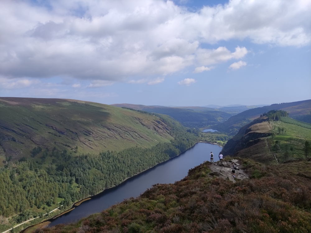 Wanderung The Spinc Loop: Wanderung The Spinc Loop: Blick auf den Upper Lake (Glendalough Aussichtspunkt)