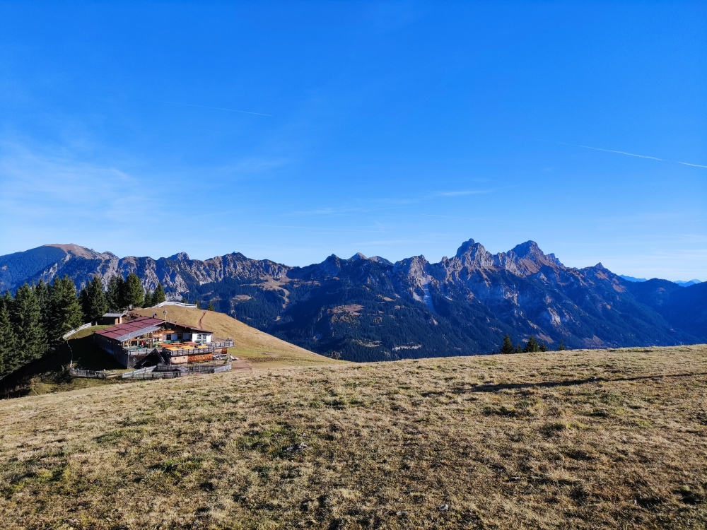 Wanderung Sulzspitze: Wanderung Sulzspitze: Blick über die Gundhütte zum Füssener Jöchl (Gondelbahn Neunerköpfle)