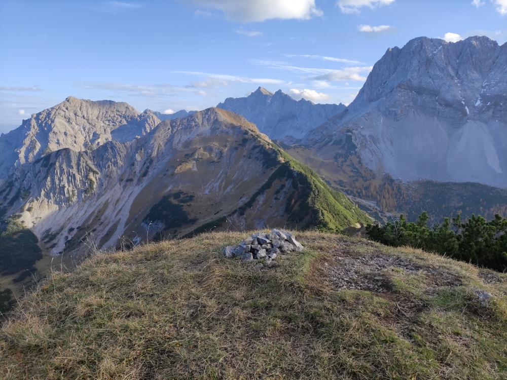Wanderung Hahnkampl: Wanderung Hahnkampl: Steinhaufen als Gipfelmarkierung (Gramaijoch)