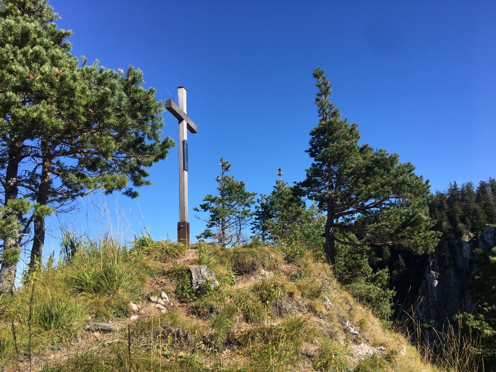 Wanderung Graseck & Sonnenspitz : Wanderung Graseck & Sonnenspitz : Das Graseck-Gipfelkreuz mit den Erinnerungstäfelchen an die Verstorbenen der Bergwacht