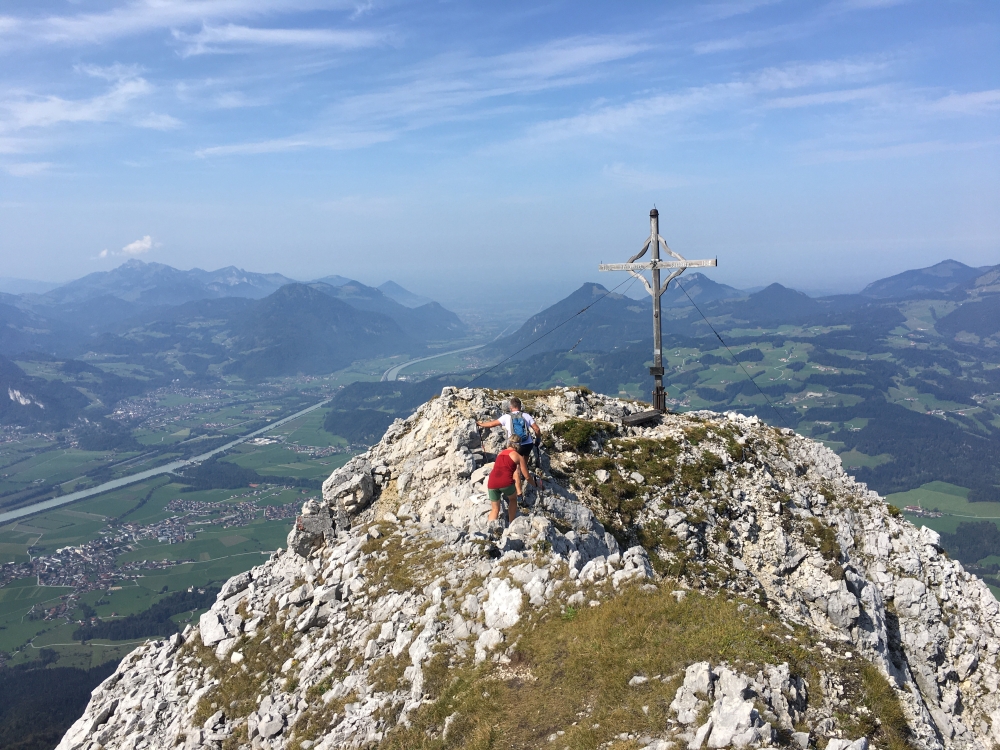 Wanderung Pyramidenspitze: Wanderung Pyramidenspitze: Tiefblick ins Inntal und auf den Walchsee (Grinnerkopf)