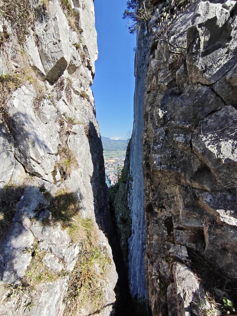 Wanderung Großer Barmstein: Blick durch den Berg auf Hallein 