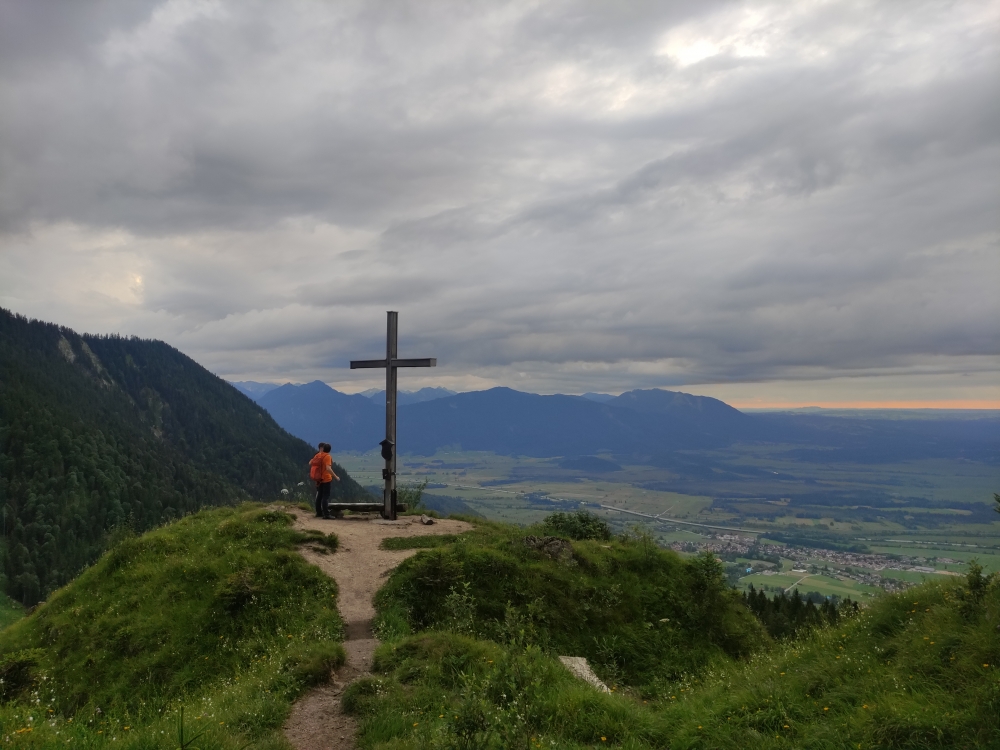 Wanderung Großer und Kleiner Illing: Wanderung Großer und Kleiner Illing: Abendstimmung am Gipfelkreuz (Großer Illing)