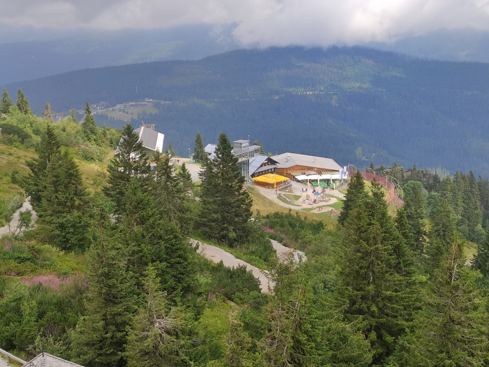 Wanderung Großer Arber: Wanderung Großer Arber: Blick zur Bergstation der Arber-Gondelbahn mit dem  Arberschutzhaus und der Eisensteiner Hütte (Großer Seeriegel)