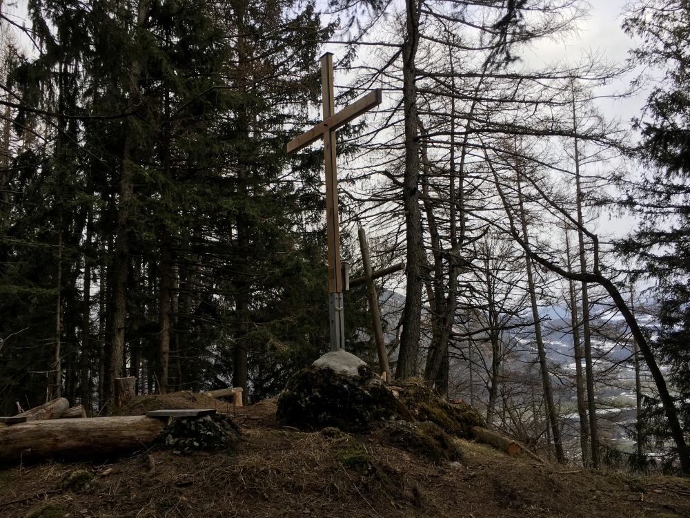 Wanderung Große Riesenkopfrunde: Wanderung Große Riesenkopfrunde: Altes und neues Gipfelkreuz am Großen Madron (Großer Madron)