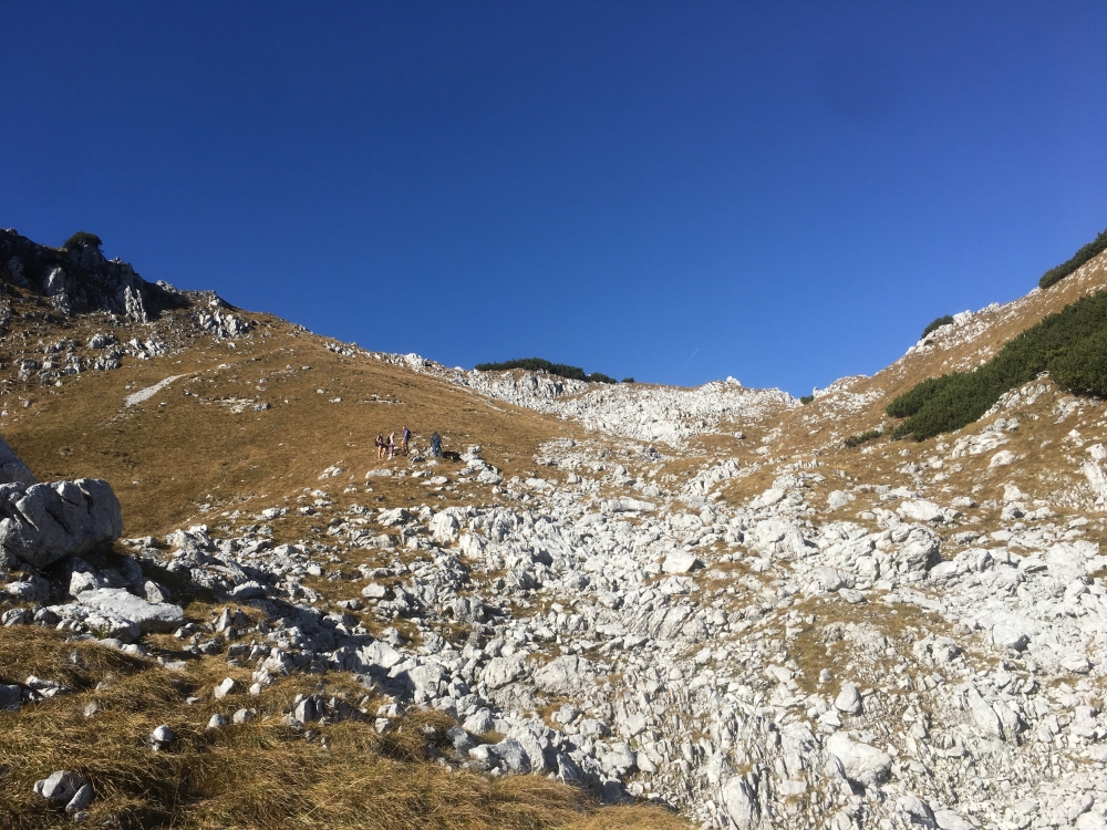 Wanderung Großer Roßkaiser: Sattel zwischen Kleinem Roßkaiser rechts und Großem Roßkaiser links