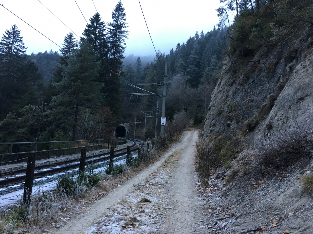 Wanderung Großer Solstein: An den Bahngleisen entlang